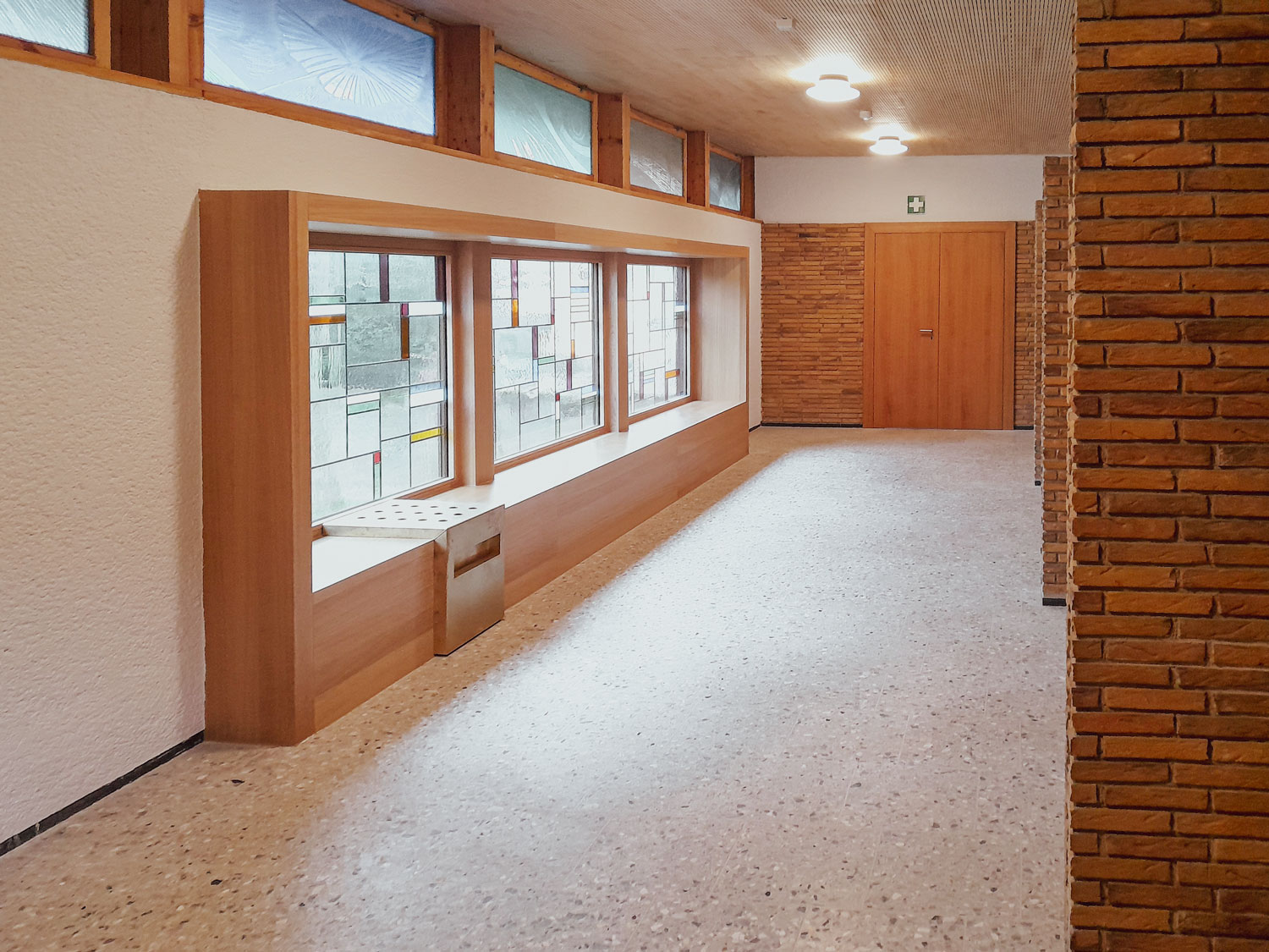 Innenansicht des Eingangsbereichs der Aussegnungshalle des Waldfriedhofs Wolschlugen