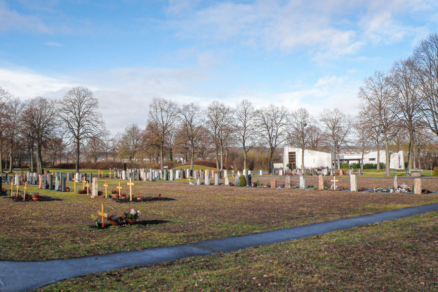 Neuer Friedhof Oberboinhingen – Blick über die Grabfelder zur Aussegnungshalle im Winter