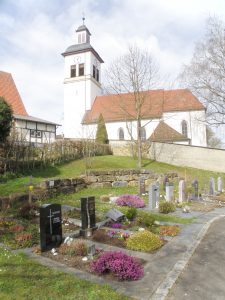 Friedhof Unterensingen - Grabfelder vor der Michaelskirche