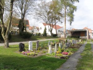Friedhof Unterensingen - Blick zum alten und zum neuen Rathaus