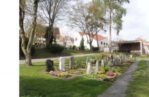 Friedhof Unterensingen - Blick zum alten und zum neuen Rathaus