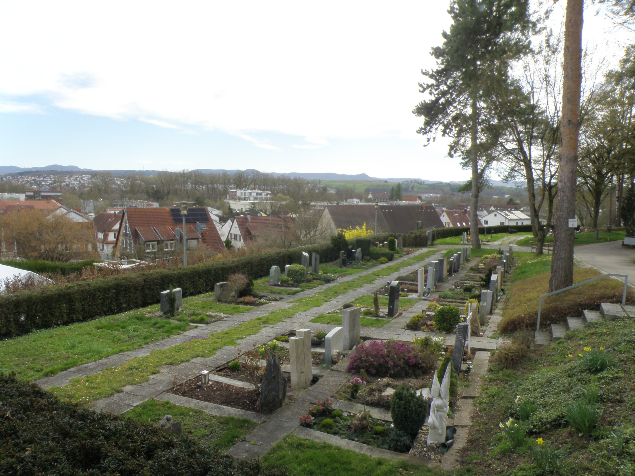 Friedhof Unterensingen - Gräber am Rand des Friedhofs