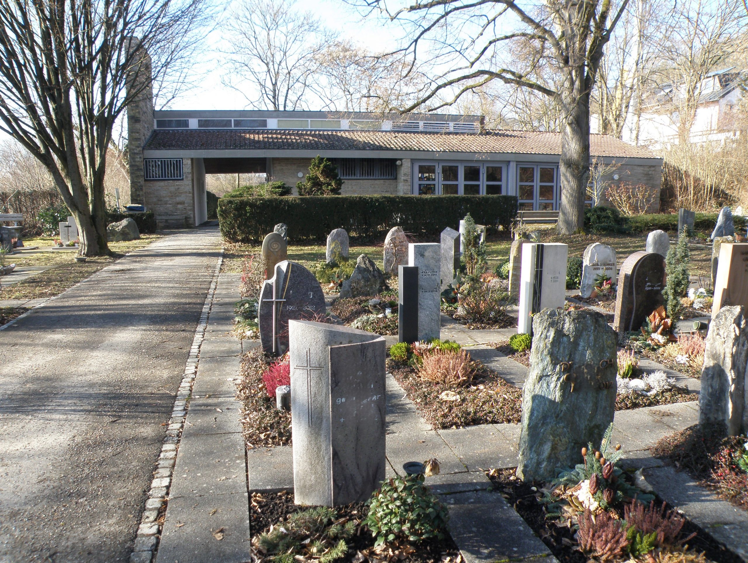 Friedhof Zizishausen - Blick über Gräber zur Friedhofshalle