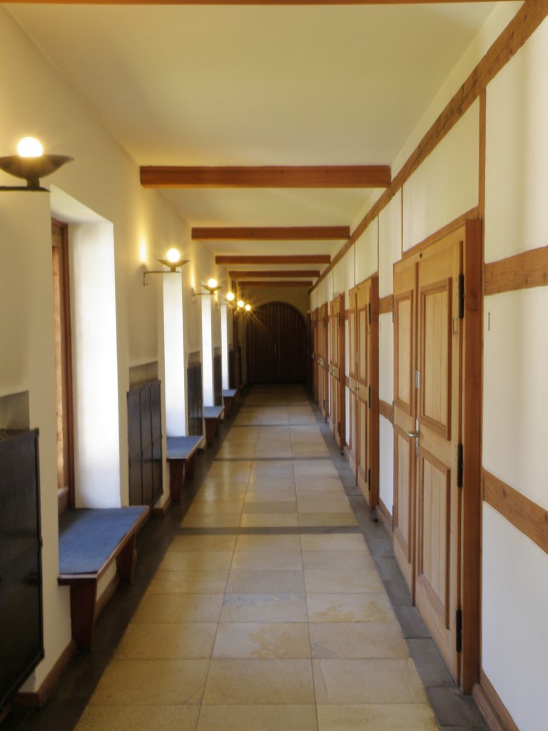 Waldfriedhof - Gang vor den Aufbahrungsräumen