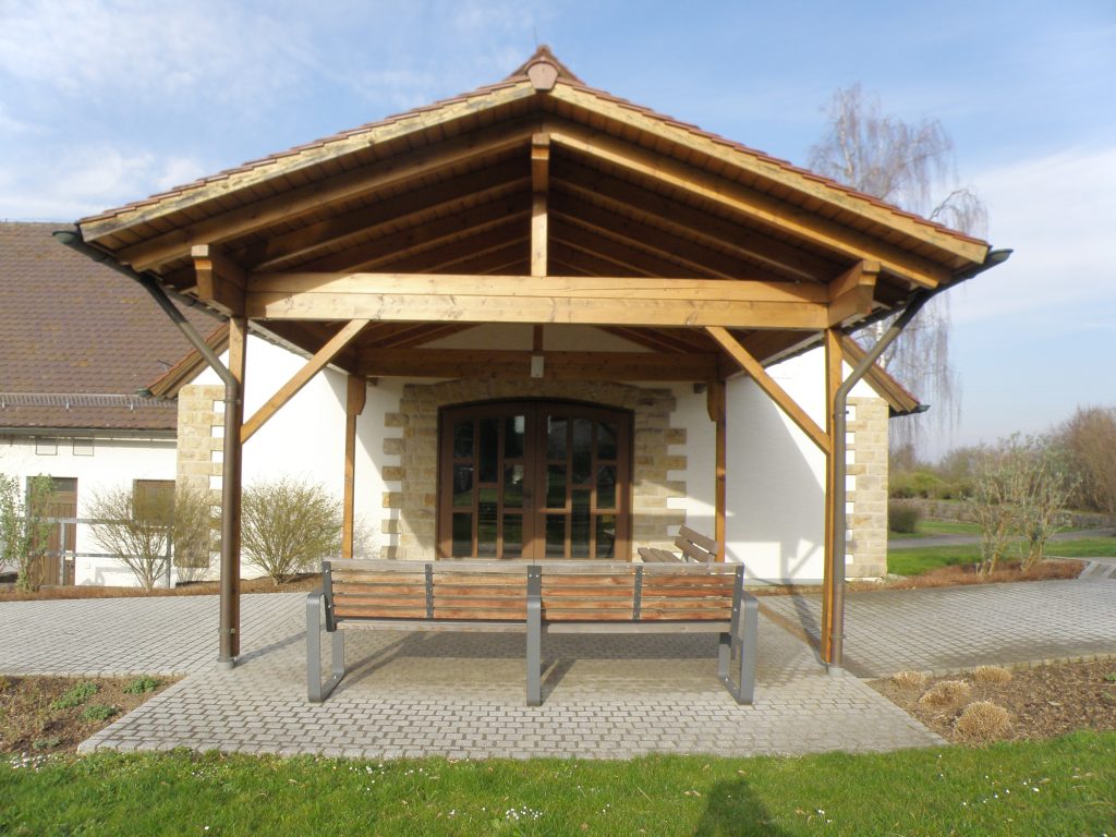 Friedhof Reudenr - Vordach der Feierhalle